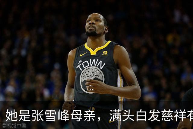 她是张雪峰母亲，满头白发慈祥有智慧，儿子去世7个月仍无法释怀